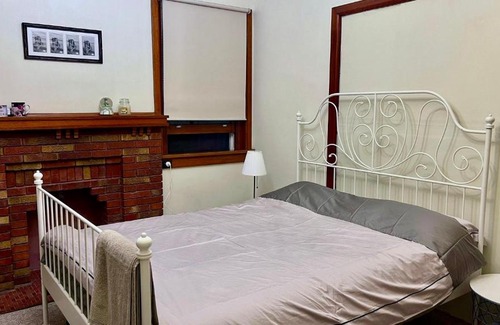 Eastwood House | Spacious private room study room attached minutes away from Eastwood