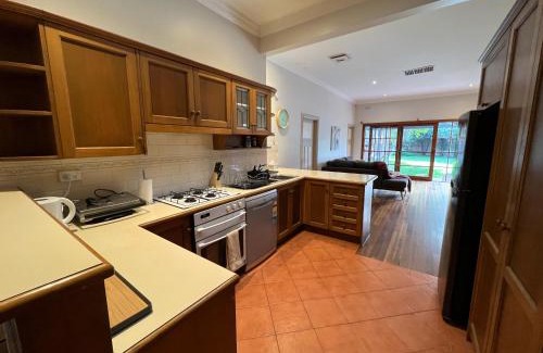 McKinnon House | Spacious Private Rooms in Mckinnon 3 min to Train Station, Cafes and close to Monash Uni