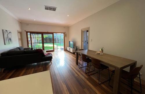 McKinnon House | Spacious Private Rooms in Mckinnon 3 min to Train Station, Cafes and close to Monash Uni