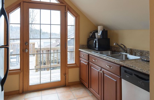 Blowing Rock Hotel | Spacious Private Suite with full kitchen, private deck and pet friendly!