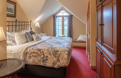 Blowing Rock Hotel | Spacious Private Suite with full kitchen, private deck and pet friendly!