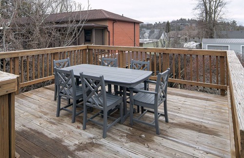 Blowing Rock Hotel | Spacious Private Suite with full kitchen, private deck and pet friendly!
