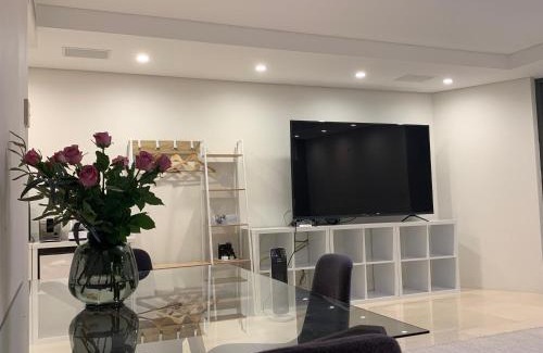 Putney Apartment | Spacious Putney Studio-2 Beds, Short drive to Parklands & Olympic