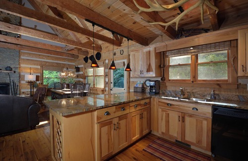 Seven Devils Cabin | 🍁Spacious Pvt 3-Level 2-Deck Cabin🍁2Grt Rm/2K/1Q/2Bunk🍁Updated🍁Mins to Boone