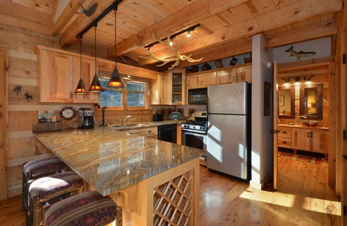 Seven Devils Cabin | 🍁Spacious Pvt 3-Level 2-Deck Cabin🍁2Grt Rm/2K/1Q/2Bunk🍁Updated🍁Mins to Boone
