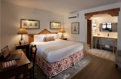 Downtown Santa Fe Hotel | Spacious Queen Bed | Pet friendly & Free Breakfast