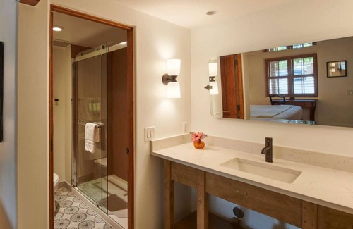 Downtown Santa Fe Hotel | Spacious Queen Bed | Pet friendly & Free Breakfast