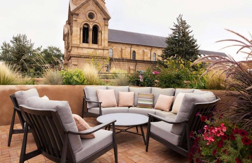 Downtown Santa Fe Hotel | Spacious Queen Bed | Pet friendly & Free Breakfast