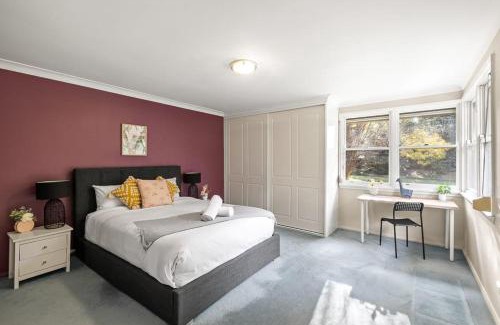 Pymble House | Spacious Queen Ensuite Room - Centrally Located