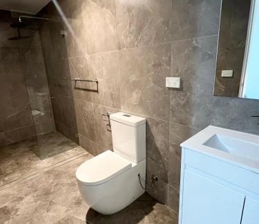 Guildford House | Spacious Queen Room with Attached Bathroom - OR1