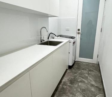 Guildford House | Spacious Queen Room with Attached Bathroom - OR1