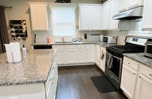 Lawrenceville House | Spacious, quiet 4 br 🏡 1 mile to DT Lawrenceville