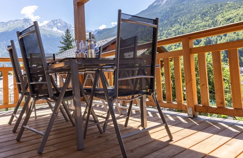 Bozel Apartment | Spacious quiet apartment in the centre of Bozel