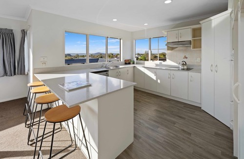 Lynmore House | Spacious Redwood Retreat with Lake Views OPEN NOW