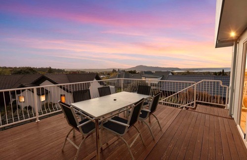 Lynmore House | Spacious Redwood Retreat with Lake Views OPEN NOW