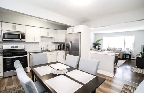 North Riverside Condo | Spacious, Renovated Suburban 2-Bed Near Chicago and Transportation