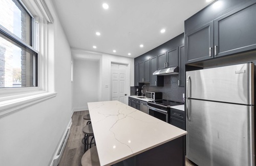 Cote-Des-Neiges—Notre-Dame-De-Grace Apartment | SPACIOUS RENOVATED APARTMENT SLEEPS 12