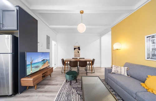 Cote-Des-Neiges—Notre-Dame-De-Grace Apartment | SPACIOUS RENOVATED APARTMENT SLEEPS 12