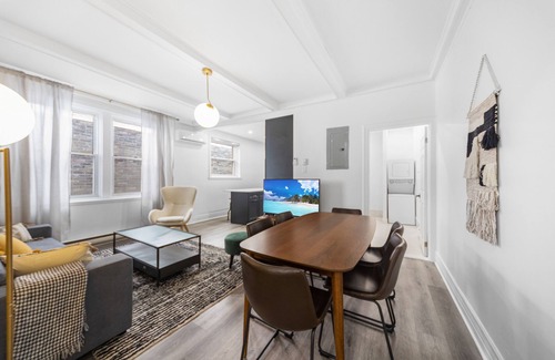 Cote-Des-Neiges—Notre-Dame-De-Grace Apartment | SPACIOUS RENOVATED APARTMENT SLEEPS 12