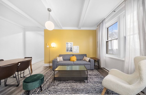 Cote-Des-Neiges—Notre-Dame-De-Grace Apartment | SPACIOUS RENOVATED APARTMENT SLEEPS 12