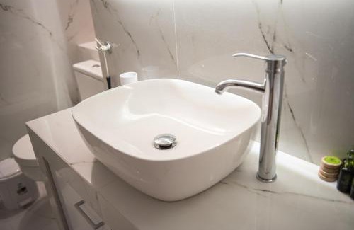 Attiki Apartment | Spacious renovated flat 10min to metro station (KOL 71)