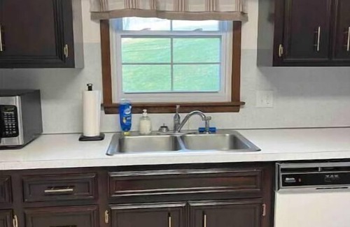 Bellefonte House | Spacious retreat:12 Min to Beaver Stadium, 1 min Fisherman’s Paradise, 8 to SCE