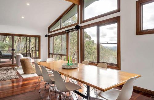 Wentworth Falls House | Spacious Retreat with Breathtaking Views