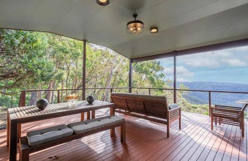 Wentworth Falls House | Spacious Retreat with Breathtaking Views