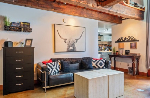 Sisters Apartment | Spacious retreat for reunions, friends, family, and business