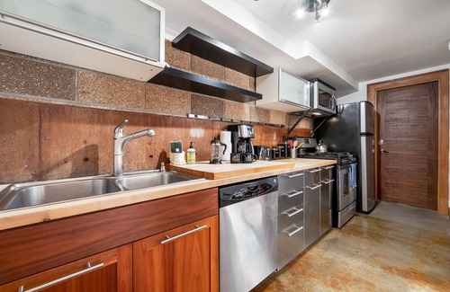 Sisters Apartment | Spacious retreat for reunions, friends, family, and business