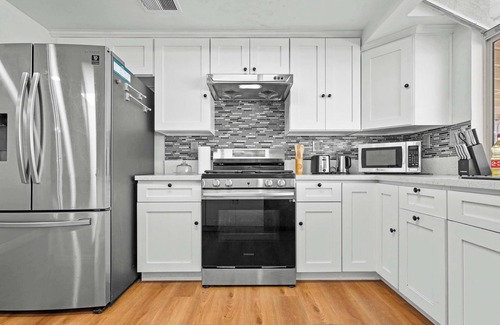 Valinda House | Spacious Retreat Near Iconic LA Sights w/Comforts