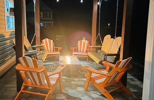 Swansboro House | Spacious Retreat Near Beaches & Camp Lejeune – Fire Pit & Pool Table!