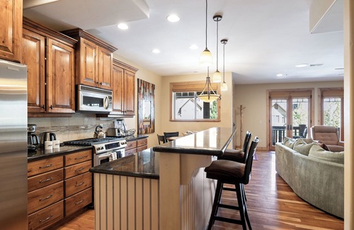 Canyon Links House | Spacious Retreat: Sleeps 7, Minutes to Skiing, Private Hot Tub, Scenic Views, Ultimate Relaxation!