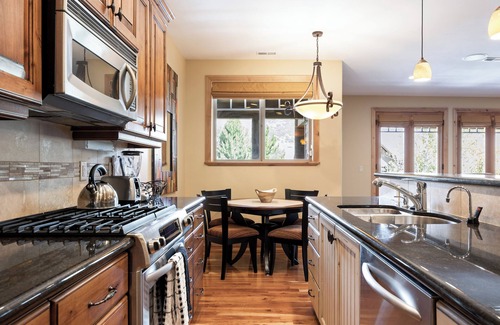 Canyon Links House | Spacious Retreat: Sleeps 7, Minutes to Skiing, Private Hot Tub, Scenic Views, Ultimate Relaxation!