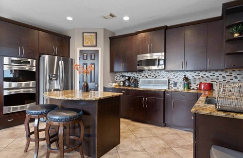 Barker House | Spacious Retreat for Crews, Corporates & Families