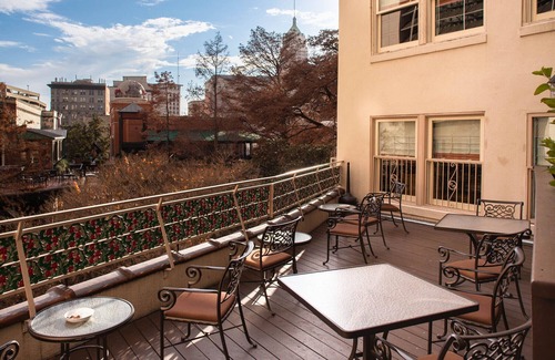 Downtown San Antonio Resort | Spacious River Walk Resort close to the Alamo and Americas Oldest Stone Church