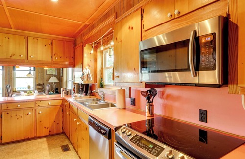 Jacksonboro House | Spacious Riverfront Cottage w/Dock in Green Pond!