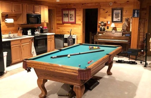 Kingfield House | Spacious Riverside Cabin Near Sugarloaf – Perfect for Family Getaways