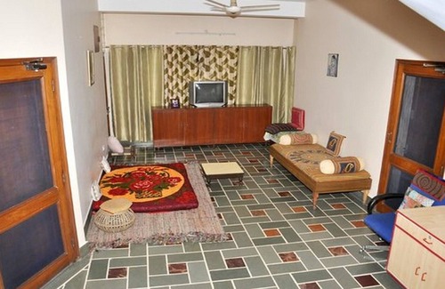 Adarsh Nagar House | Spacious room in a pleasant area