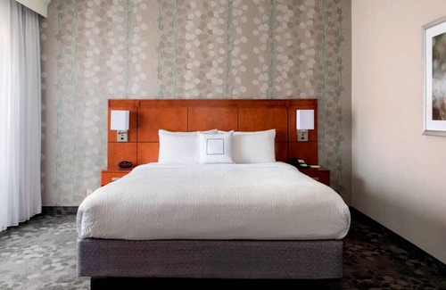 Middletown Hotel | Spacious Room w/2 Pools & Hot Tub Access - Ideal for Leisure or Business