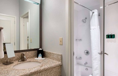 Middletown Hotel | Spacious Room w/2 Pools & Hot Tub Access - Ideal for Leisure or Business
