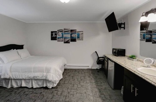 Loyalton House | Spacious room w/ KingBed and desk & sitting area