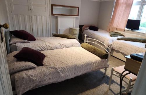 Ashburton House | Spacious Room with Garden in Croydon London