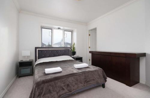 Oakridge House | Spacious Room with Private Washroom in Homestay