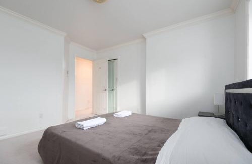 Oakridge House | Spacious Room with Private Washroom in Homestay