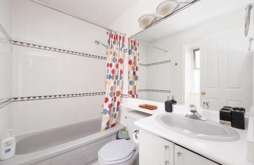 Oakridge House | Spacious Room with Private Washroom in Homestay