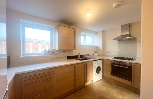 Hatfield Bed & Breakfast | Spacious room with study table next to university