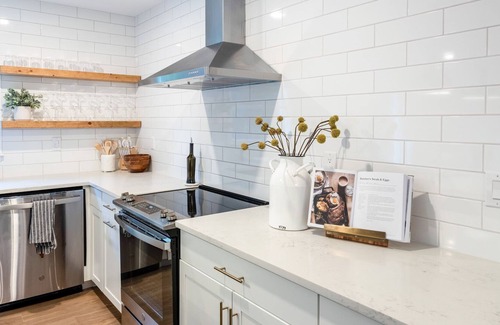 Alexander House | Spacious secluded home15 minutes from Downtown Ashville! Best of both worlds