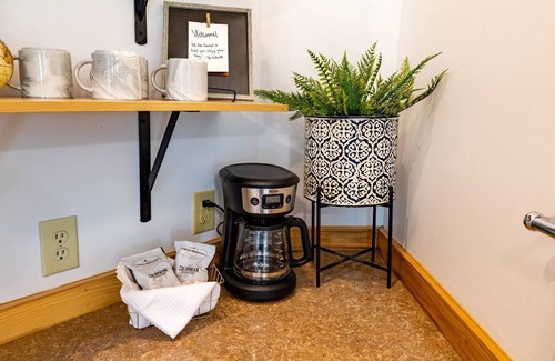 Mentone Apartment | Spacious Secluded Upscale King Studio in Mentone