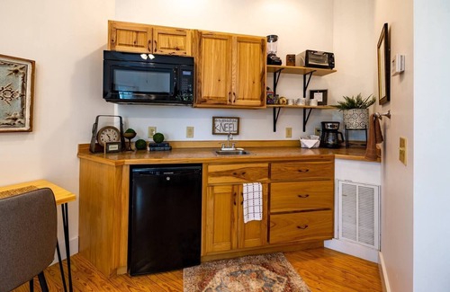 Mentone Apartment | Spacious Secluded Upscale King Studio in Mentone